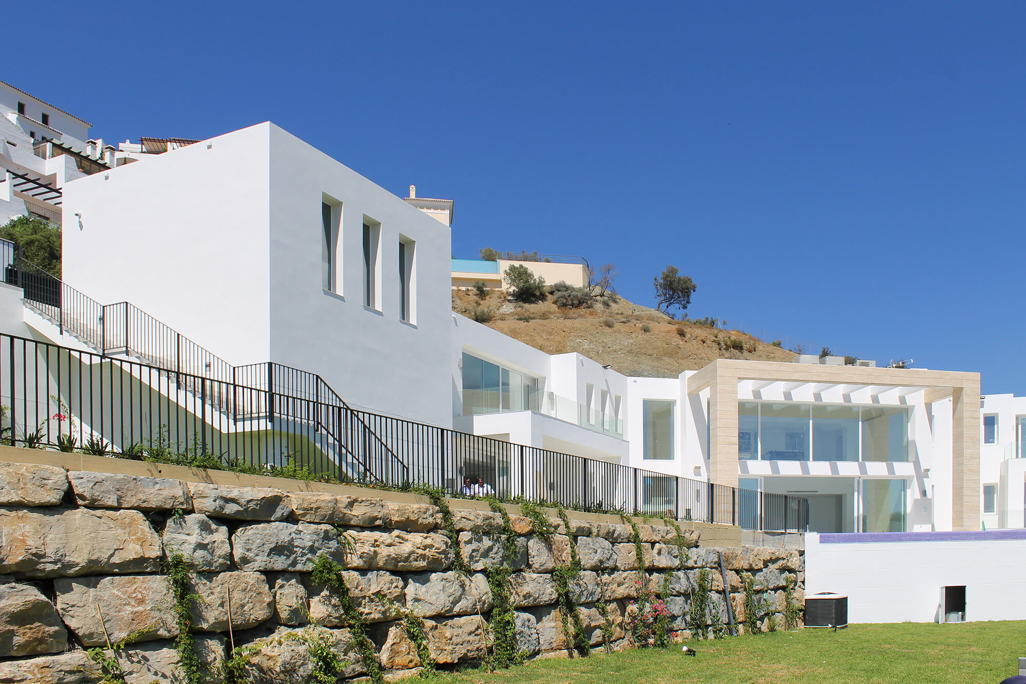 elevated-contemporary-villa-los-arqueros-golf-resort-benhavis